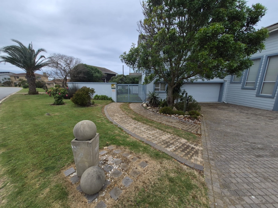 3 Bedroom Property for Sale in Boggomsbaai Western Cape